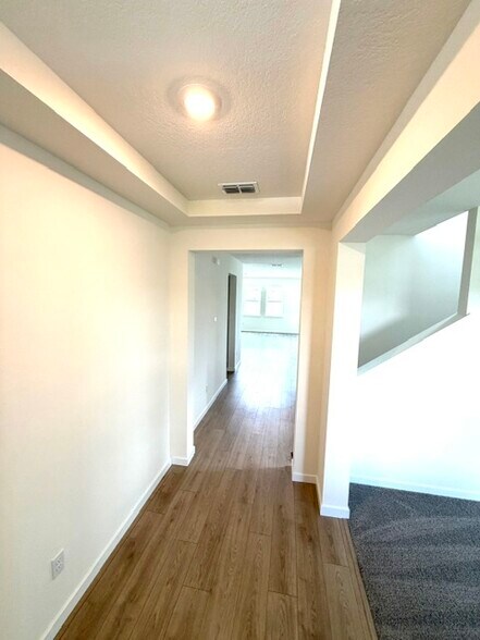 Building Photo - 322 Bracer Way