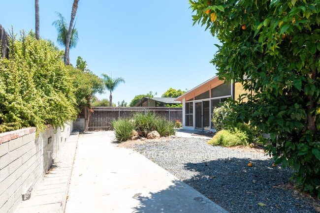 Building Photo - Nice Large 3 Bedroom, 2 Bath House