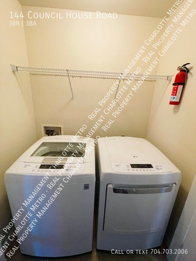 Building Photo - Beautiful Townhome in Catawba Village