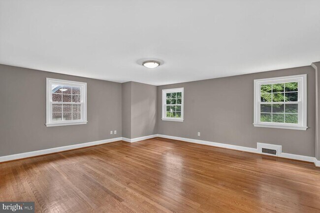 Building Photo - 7215 Rollingwood Dr