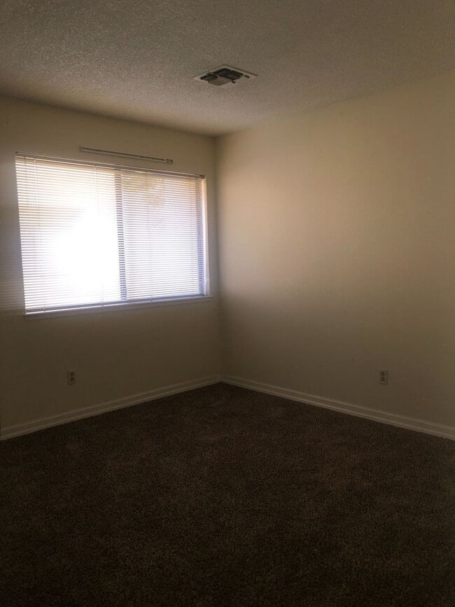 Building Photo - Convenience galore is what describes this ...