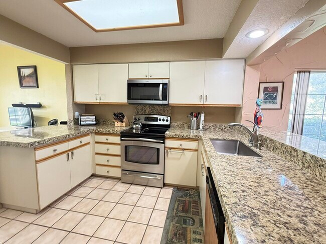 Building Photo - 326 Vista Royale Dr