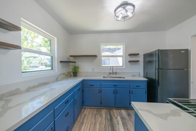 Building Photo - 7512 Woodley Ave