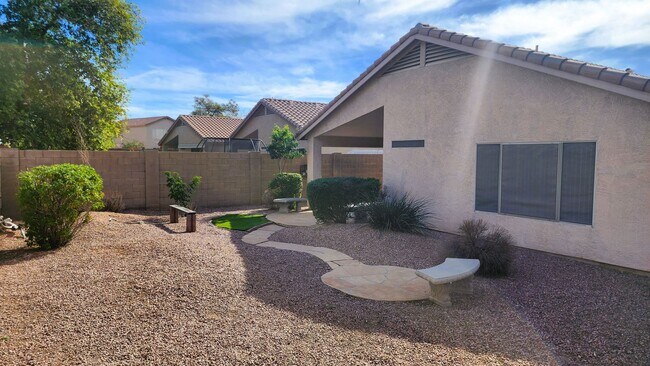 Building Photo - Charming 2 Bedroom Home with Den in Prime Location!