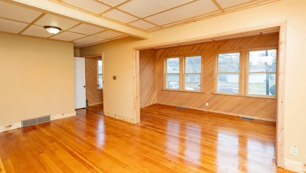 Building Photo - 215 5th St W
