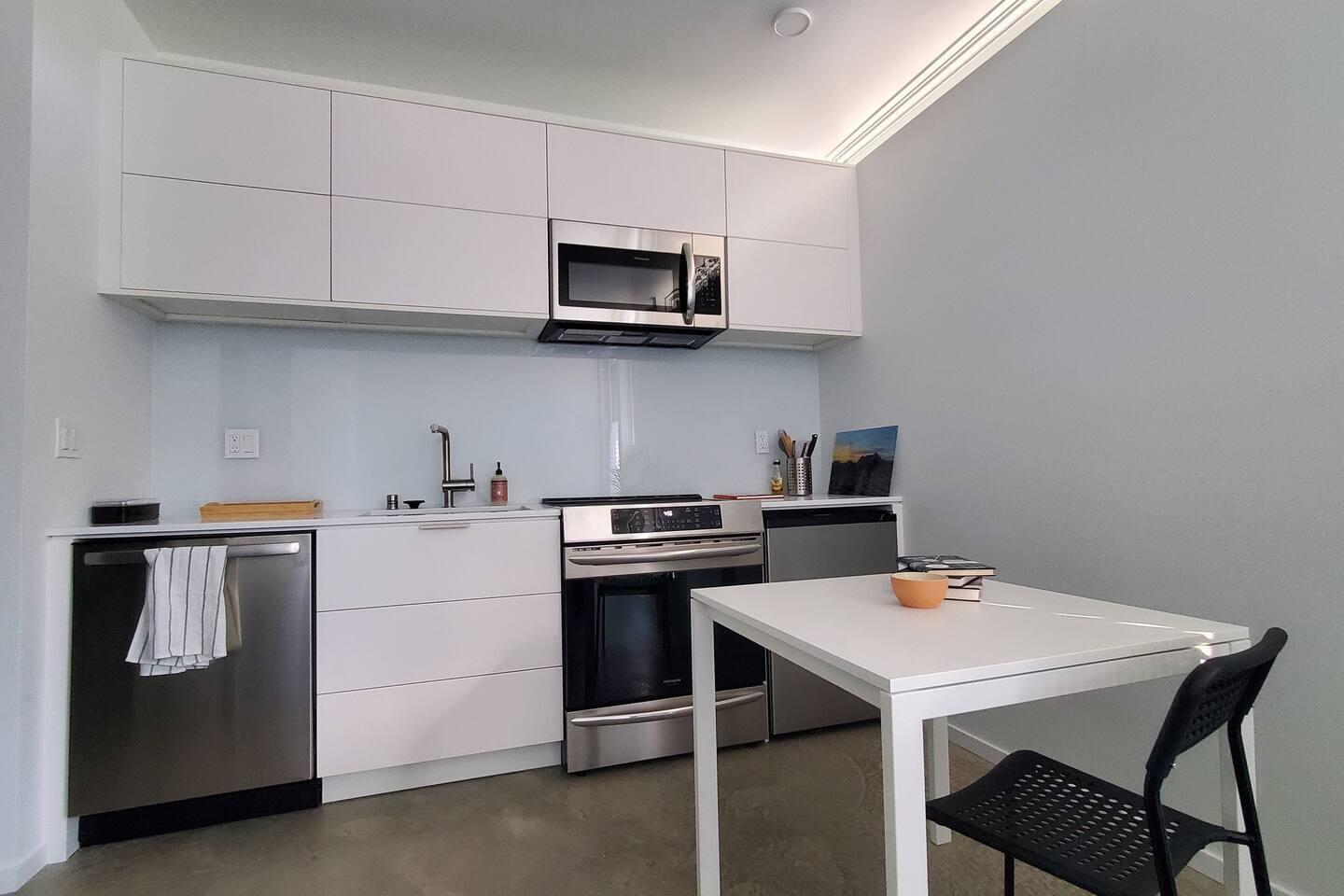 Studio kitchen/dining - 2427 Binnen Ln