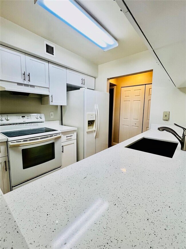 Building Photo - 9855 Westview Dr