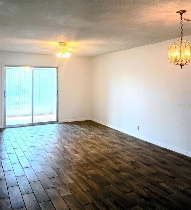 Building Photo - 333 N Lake Howard Dr