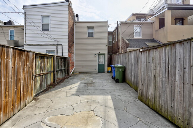 Building Photo - (2BD/1.5BA) Fabulous Patterson Park Townhome