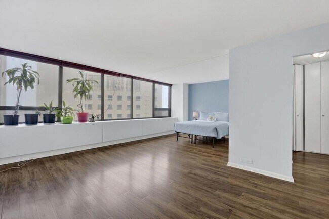 Building Photo - 1 bedroom in Chicago IL 60657