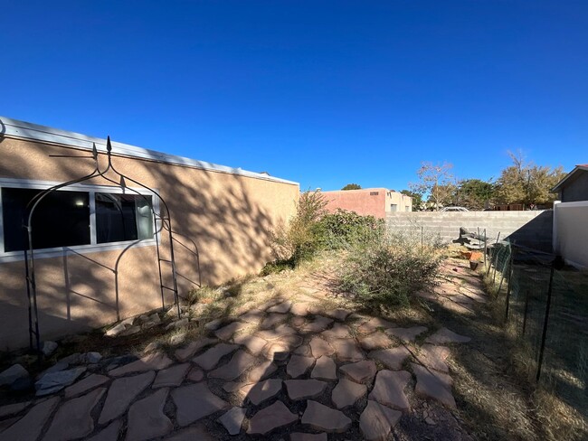 Building Photo - 3 Bedroom Single Story Home Available Near...