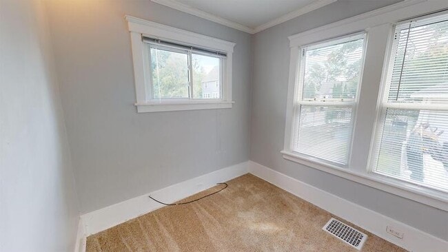 Building Photo - 822 Dewey Ave