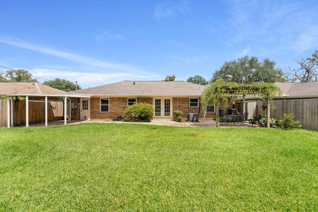 Building Photo - 935 Stonecrest Dr