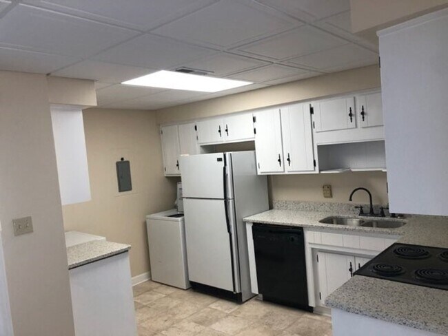 Building Photo - B-1 Kingswood Villas - Gorgeous townhome available now!