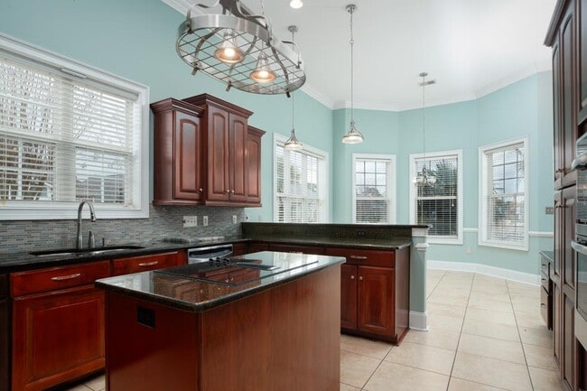 Building Photo - 205 Utopiate Ct