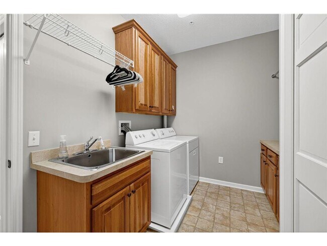 Building Photo - 5250 Grandview Square