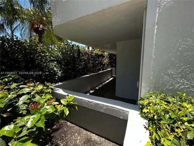 Building Photo - 1717 N Bayshore Dr