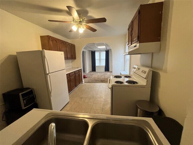 Building Photo - 3300 E Main St