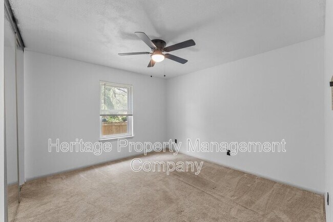 Building Photo - 2526 Town Briar St