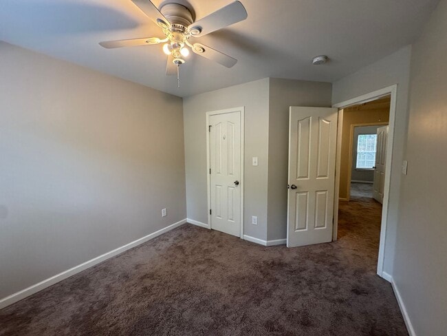 Building Photo - Move-in Ready! **Move-in Special** $250 of...