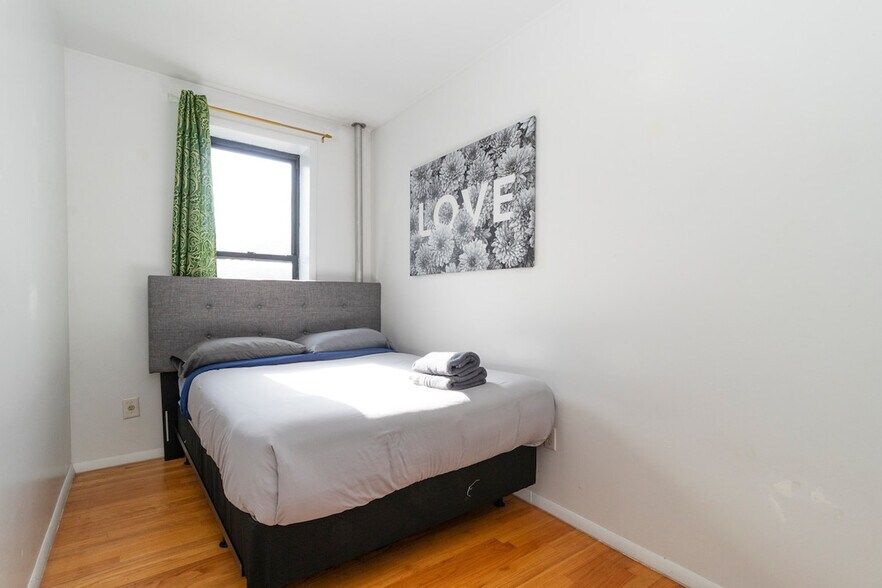 Building Photo - 224 E 95th St