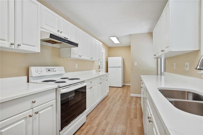 Building Photo - 2416 Lakewood Dr NW