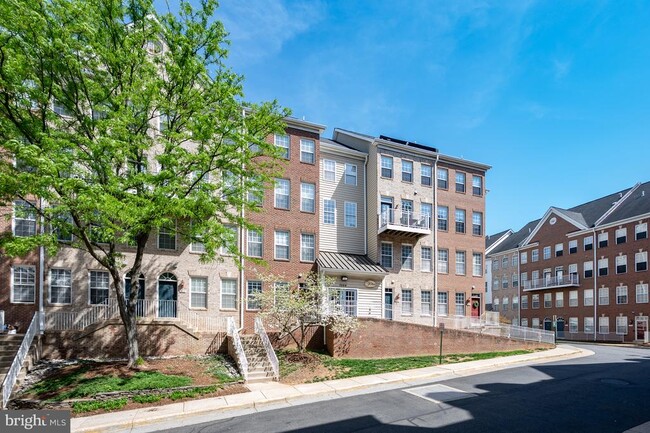 Building Photo - 2664 Manhattan Pl