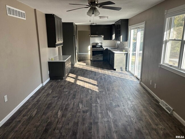 Building Photo - 6930 N Fox Point Dr