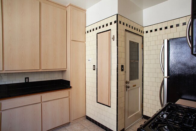 Building Photo - Charming Vintage 1 Bed / 1 Bath in the Heart of West Hollywood