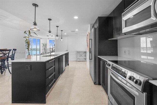 Building Photo - 665 NE 25th St