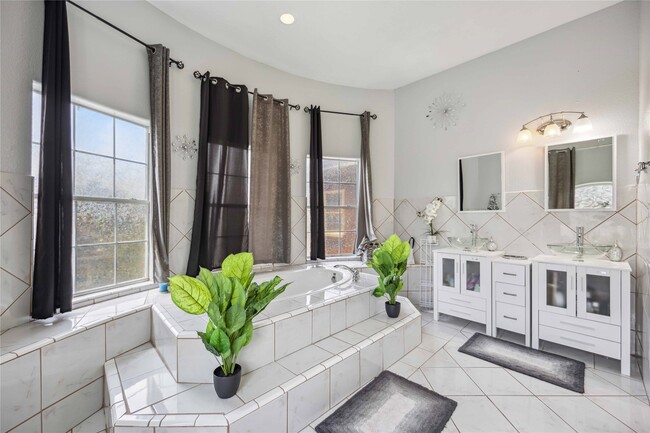 Building Photo - 5027 Creekmont Dr