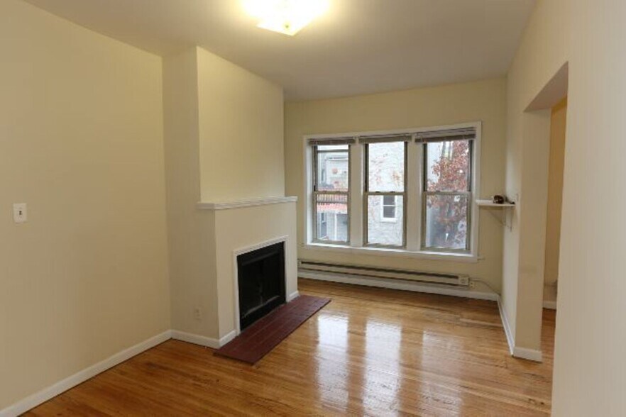 Building Photo - 644 W Barry Ave