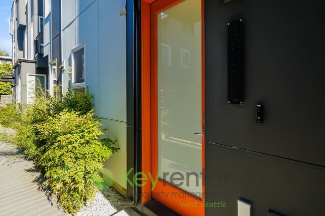 Building Photo - Skyline Chic: Modern Living with a Rooftop...