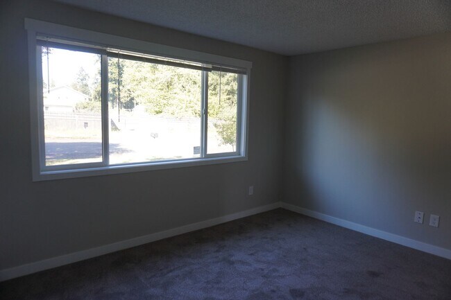 Building Photo - 2909 NE 135th Ave