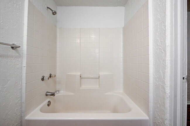 Building Photo - 204 S Stewart Ave