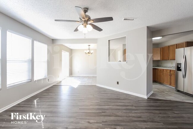 Building Photo - 1605 Howell Dr