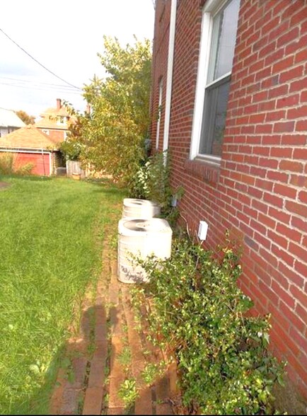 Building Photo - 141 E 20th Ave