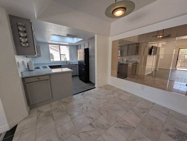 Building Photo - 2 Bedroom Condo Unit in the Papago Park Vi...