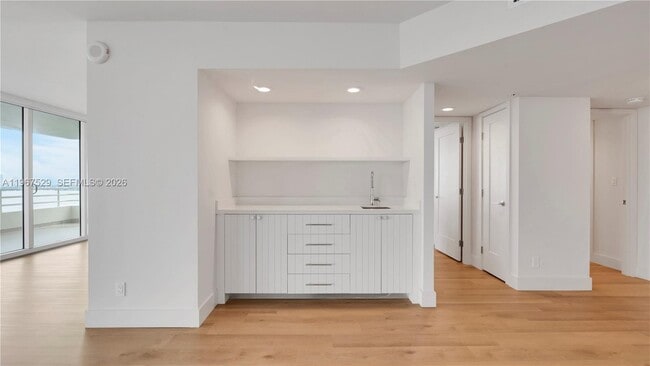 Building Photo - 555 NE 34th St