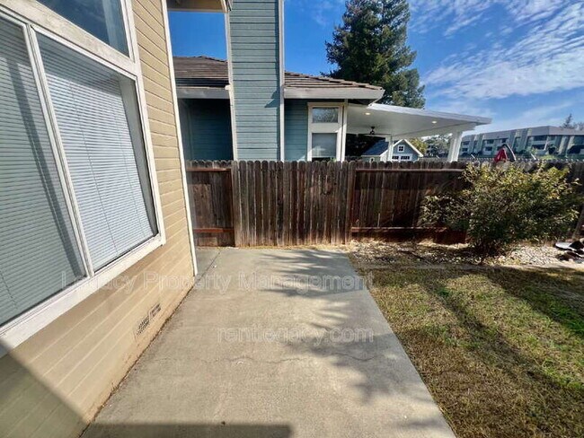 Building Photo - 2750 Parkview Terrace