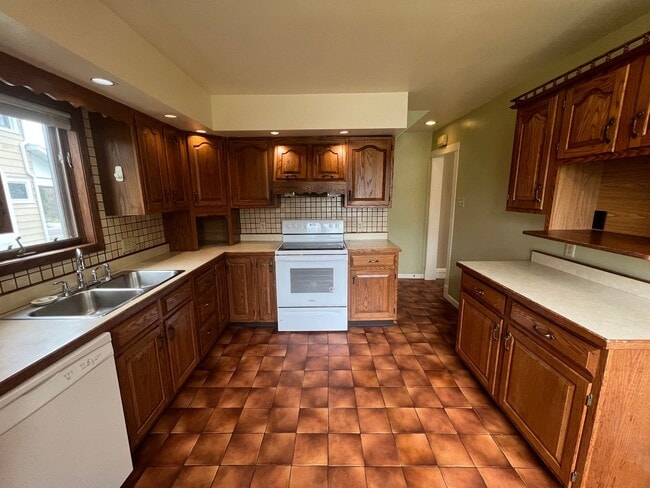 Building Photo - AVAILABLE JUNE - 3 BED 1 BATH NEAR CAMPUS