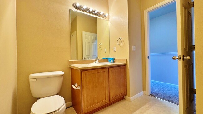 Building Photo - Spacious 2 Bed 2 Bath Townhome across from Aurora Mall and I-225, Close to Buckley SFB!