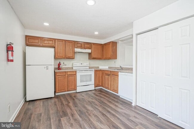 Building Photo - 69 Vanderbilt Ct