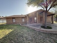 Building Photo - Spacious 4 bedroom, 2 bath home AVAILABLE NOW!