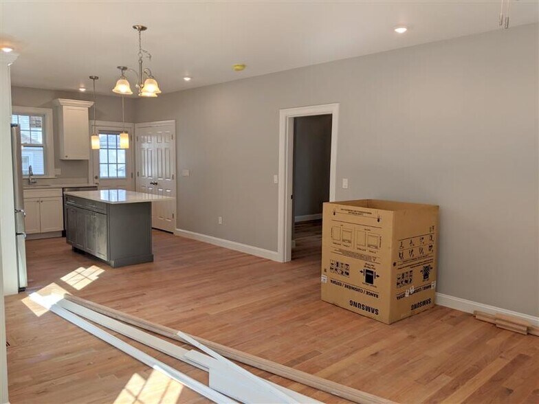 Building Photo - 16 Bowen Ave