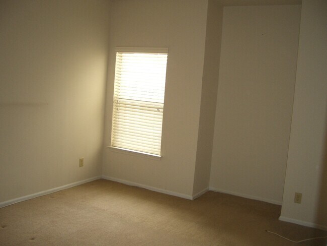 Building Photo - Renovated 2 bed/2 bath condo in the heart of Centreville, close to everything!!