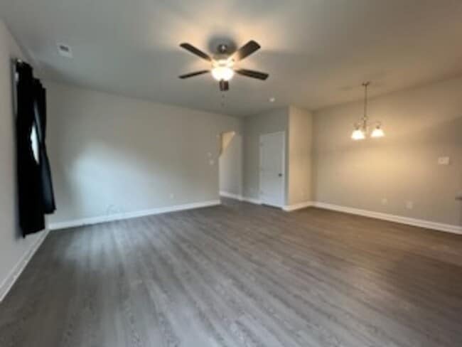 Building Photo - Spacious