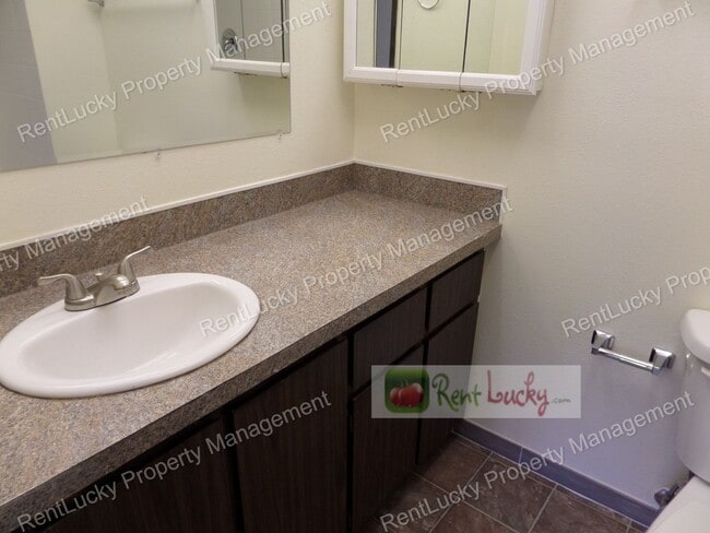 Building Photo - Super-Cute 2 Bedroom, 2 Bath Duplex in Unb...