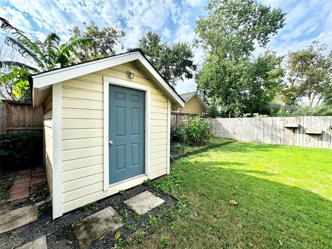 Building Photo - 1035 Louise St