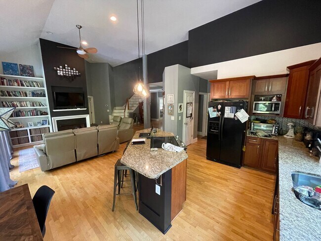 Building Photo - CASTLE LAKES - HOME W/ POOL